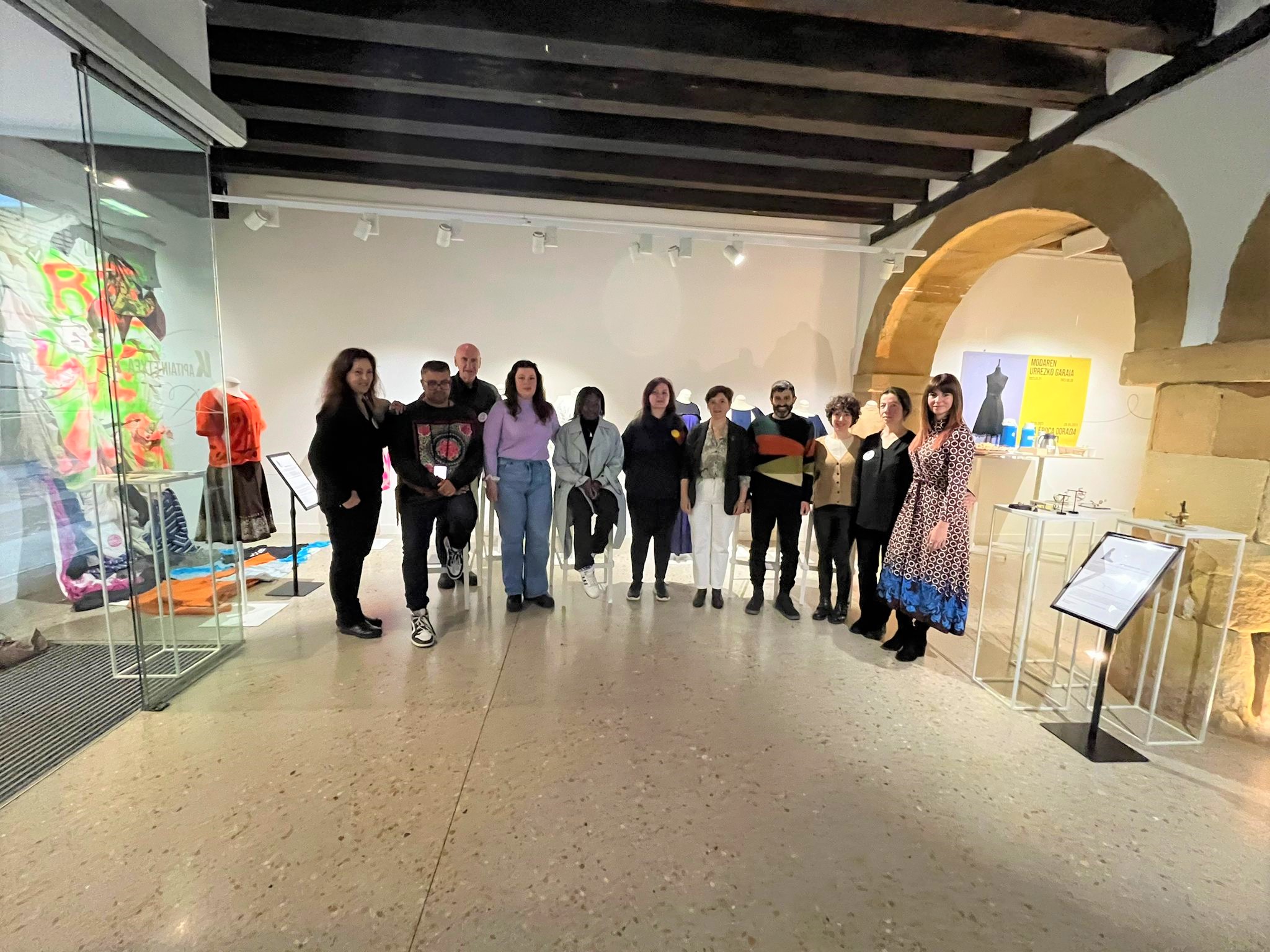 Jantziaren Zentroa en Errenteria reúne a las y los creadores de la ‘Exposición de residentes de Habian!’ para presentar sus obras y compartir su trayectoria creativa