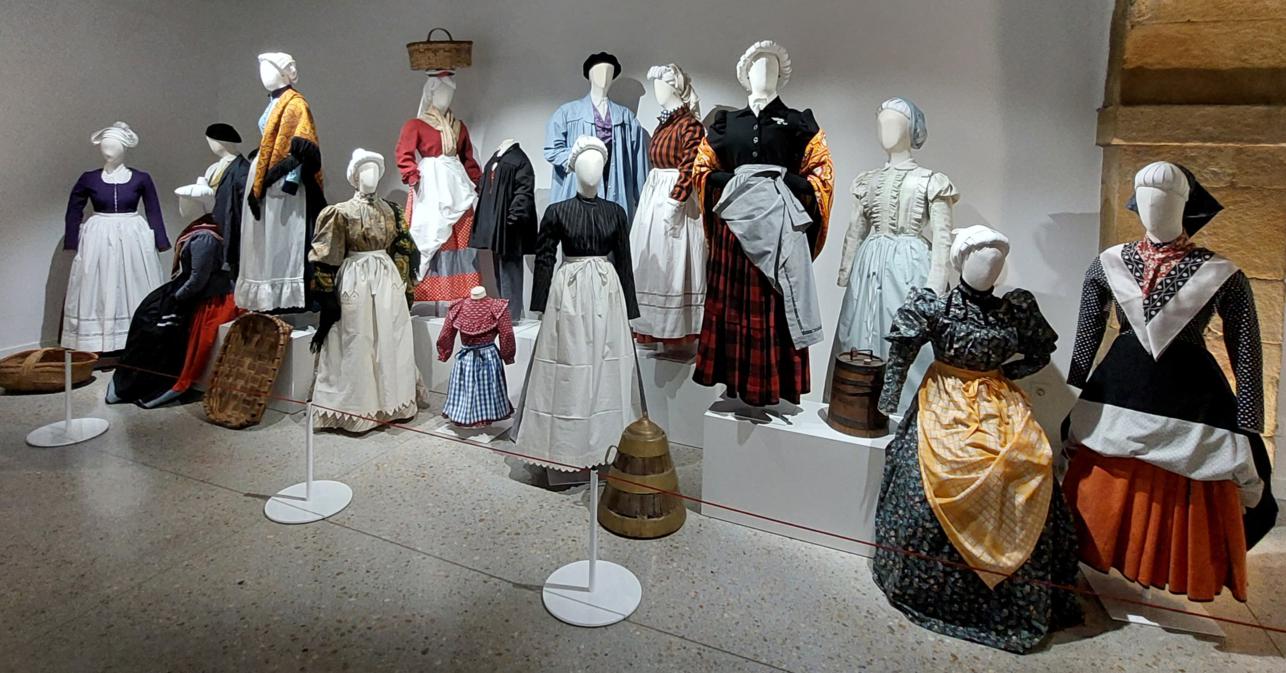 Exposición de trajes de baserritarra en Jantziaren Zentroa